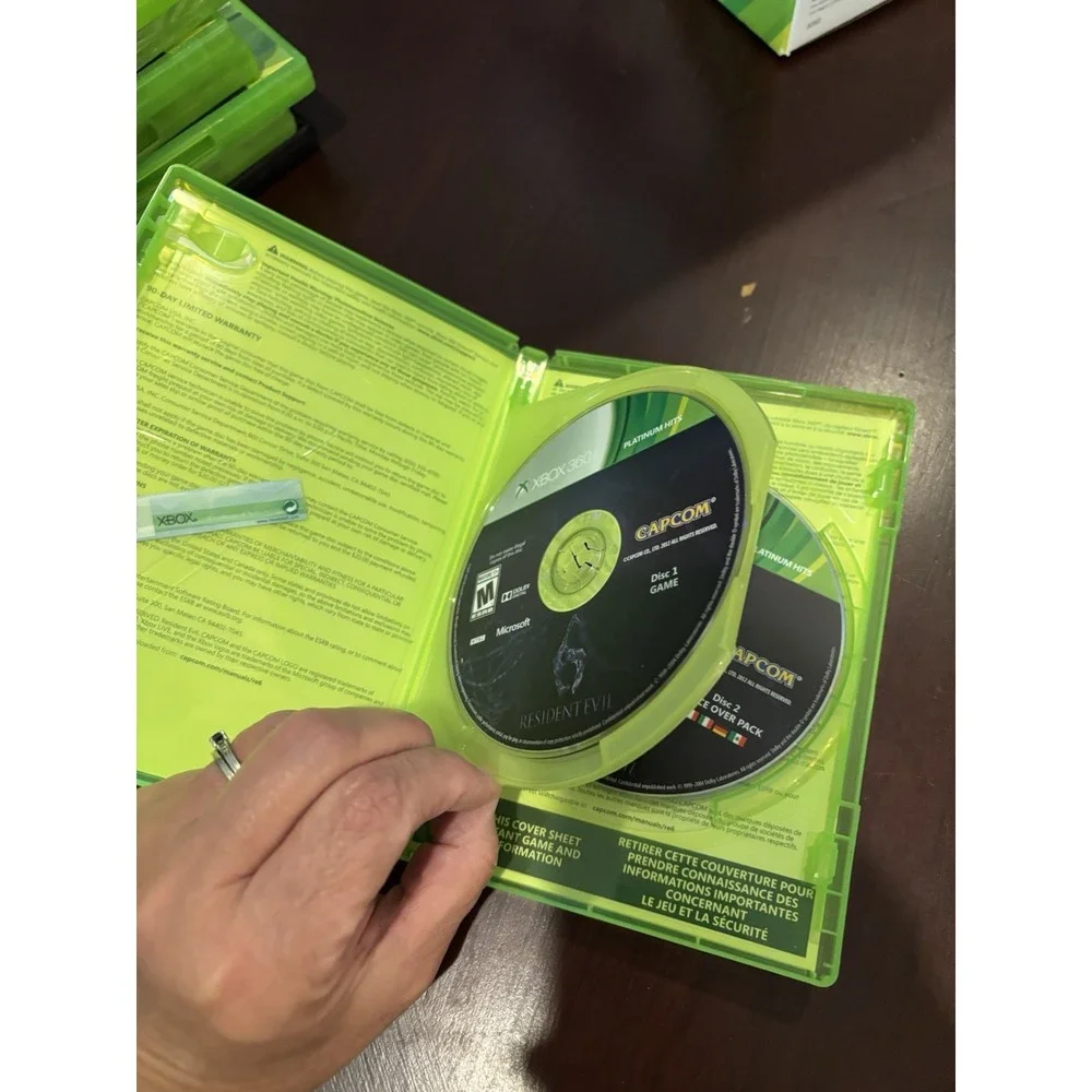 Resident Evil  (Microsoft Xbox 360, 2012) - 2 Discs -‎ Tested & Working